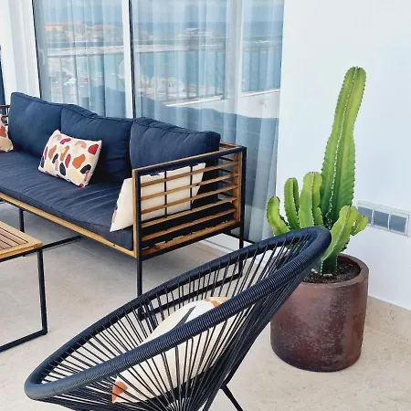 Rooftop Vistas, 2 Bedrooms First Line 펜션 *