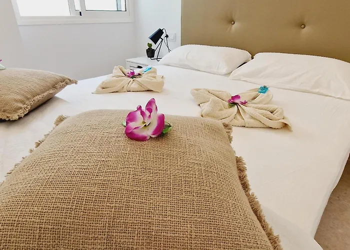 Rooftop Vistas, 2 Bedrooms First Line 펜션 *