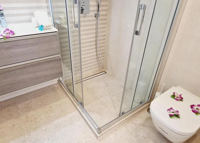 Rooftop Vistas, 2 Bedrooms First Line 펜션